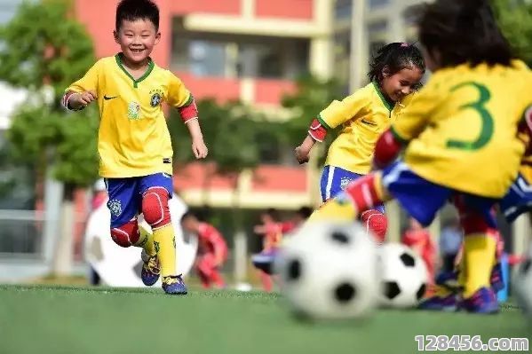 女生近视了还能踢足球吗？全面解析与专业建议